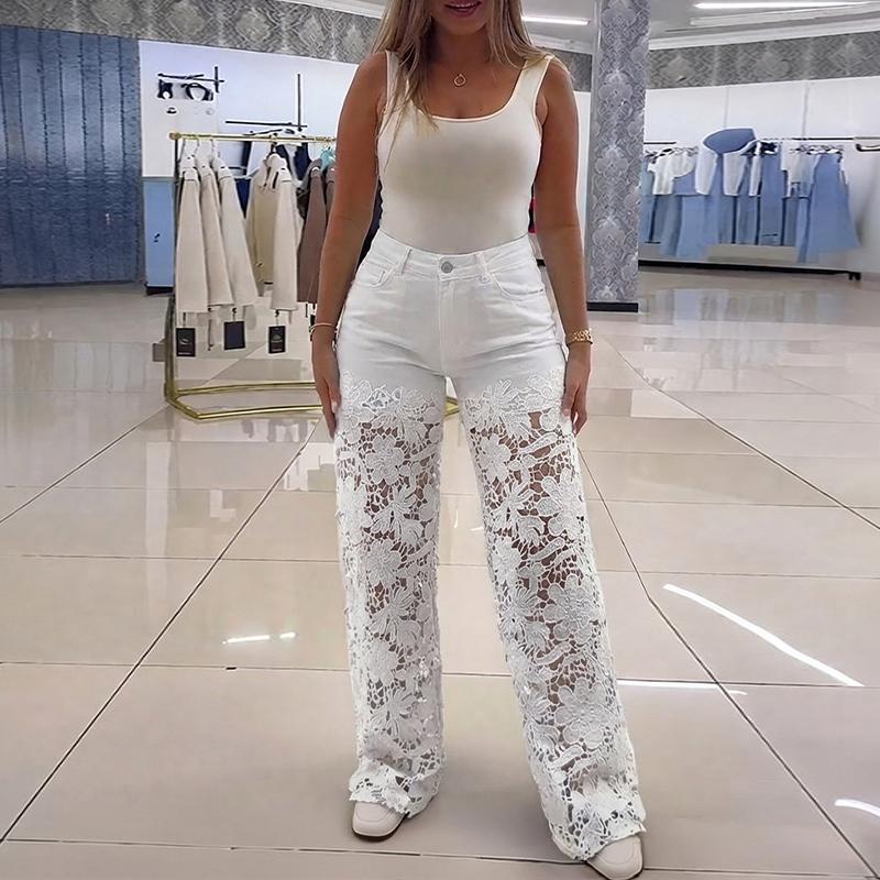 Die geblümte Spitzen-Jeans mit weitem Bein