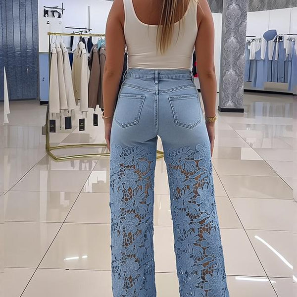 Die geblümte Spitzen-Jeans mit weitem Bein