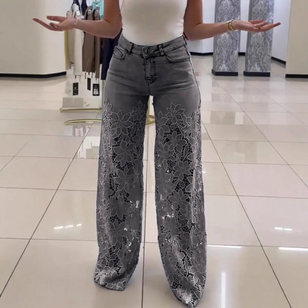 Die geblümte Spitzen-Jeans mit weitem Bein